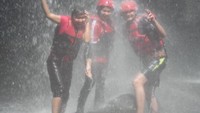 Mandi di bawah air terjun