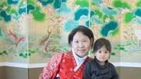 Berfoto dengan baju tradisional Korea