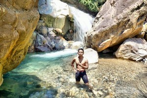 Mantap! Bogor Punya Air Terjun Sejernih Ini