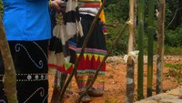 Mantra oleh tetua adat Wehea untuk menyambut tamu