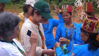 Penyematan gelang manik merah oleh perempuan Wehea