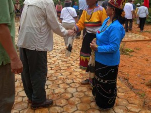 Mantra & Darah Anak Ayam, Cara Suku Dayak Menyambut Wisatawan