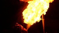 Malam sebelum perayaan Nyepi di Ubud, Bali, Ogoh-ogoh akan diarak berkeliling desa. Saat arak-arakan itu pula beberapa remaja menunjukkan atraksi Nafas Api.