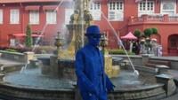 blue man  di depan air mancur Victoria Stadhuys