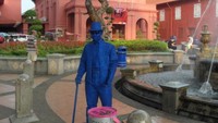 manusia warna di depan Christ Church Melaka