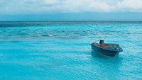 Biru laut di Pulau Maratua