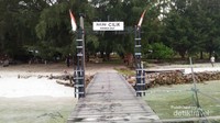 Istirahat dan menikmati Pulau Cilik