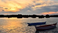 sunset yang menawan di sisi barat pantai pasir perawan