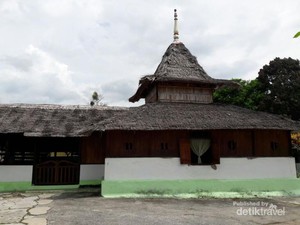 Masjid 600 Tahun Tanpa Paku di Ambon