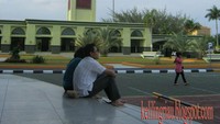 bersantai dengan latar menara masjid