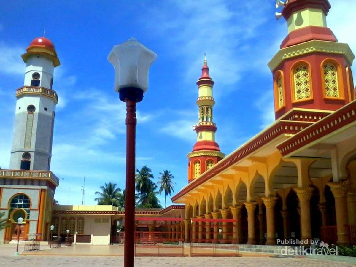 https://awsimages.detik.net.id/community/media/visual/2021/02/04/dev-masjid-agung-istiqamah-tapaktuan-kisah-penegakan-syariat-islam.jpeg?w=1200