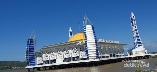 Masjid ini berdiri di atas Teluk Kendari.