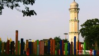 Menara masjid dari arah Taman Sari