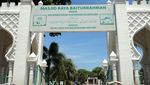 Masjid Baiturrahman & Turis Bule Berbaju Koko di Aceh