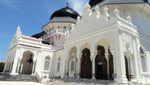 Masjid Baiturrahman & Turis Bule Berbaju Koko di Aceh