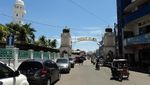 Masjid Baiturrahman & Turis Bule Berbaju Koko di Aceh