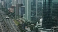 Masjid Baitul Mughni, diapit gedung pencakar langit Jakarta