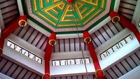 Langit-langit masjid berbentuk segi delapan