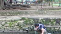 Traveler berwudhu di sumber mata Air