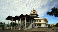 Nama lainnya Masjid Kupiah Meukeutop atau Masjid Teuku Umar