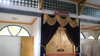 Di bagian dalam masjid