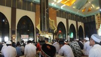 Suasana ibadah di Islamic Center Datuk Tiro