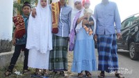 Keluarga di halaman Mesjid Islamic Center Dato Tiro