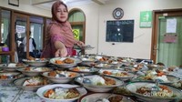 Warga bahu membahu menyiapkan menu.