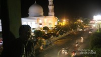Santai sejenak sebelum salat menikmati indahnya masjid
