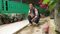 Saya berfoto di halaman masjid