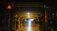 Lorong di lantai dasar ini dihiasi ornamen dan lampu warna warni