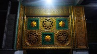 Detil ukiran pada dinding dibuat oleh santri penghuni pesantren.