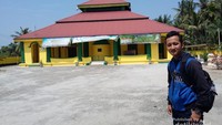 Saya berfoto di depan masjid