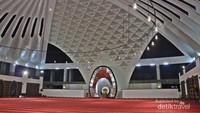 Megahnya interior Masjid Raya Sumatera Barat