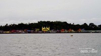 Masjid Sultan Riau dari kejauhan. Terlihat mencolok dibanding bangunan lain
