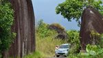 Masuk Pantai Ini Disambut Granit Raksasa, Di Mana Coba?
