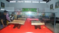 Seorang pengunjung sedang melihat Alquran