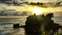 Matahari yang mulai terbenam di Tanah Lot (vincia levina chandra/dTraveler)