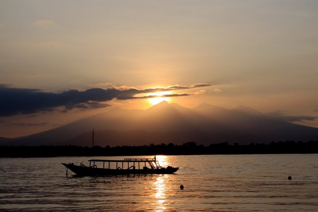 Matahari Muncul Dari Puncak Rinjani