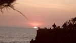 Matahari Tenggelam yang Menawan di Tanah Lot