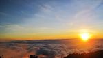 Matahari Terbit dari Lautan Awan di Gunung Lawu