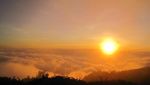 Matahari Terbit dari Lautan Awan di Gunung Lawu