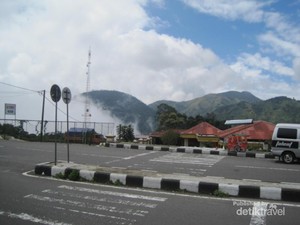 Matahari Terbit dari Lautan Awan di Gunung Lawu