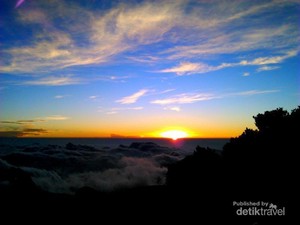 Matahari Terbit di Gunung Gede, Super Cantik!