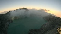 Landscape kawah ijen saat mentari terbit.