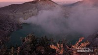 Kawah Ijen dilihat dari sunrise point.