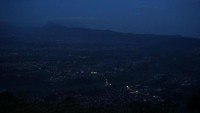 View menjelang malam, cahaya lampu mulai menyala