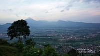 lanskap Lembang dikelilingi perbukitan dan gunung
