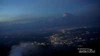 Menjelang subuh, dapat menyaksikan kerlap kerlip lampu di Kota Medan dari puncak Sibayak.