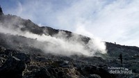Semburan asap dan bau belerang masih sangat terasa di kawah Gunung Sibayak.